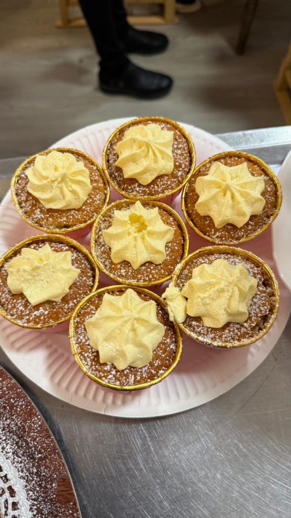 Cupcakes with cream and powdered sugar